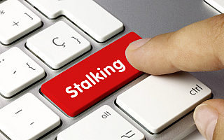 Dzwonił, zasypywał smsami i groził upublicznieniem zdjęć znajomej. Stalker spod Ełku jest już w areszcie Dzwonił, zasypywał smsami i groził upublicznieniem zdjęć znajomej. Stalker spod Ełku jest już w areszcie